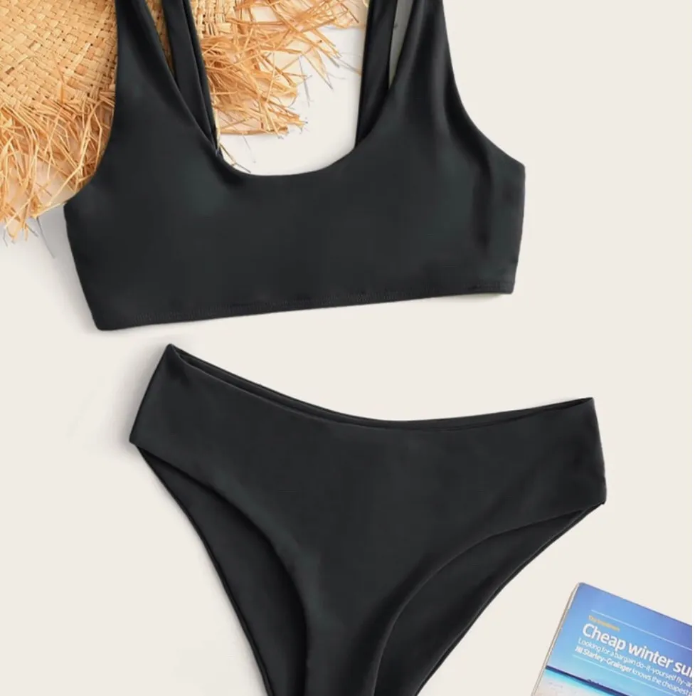 En helt ny bikini från shein!!! Bra kvalitet för lite pengar! Jätte fin basic att ha i sommar, den går också att mixa och matcha med dina andra!🦋🦋✨. Övrigt.