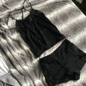 SET FRÅN GINATRICOT - ett svart pyjamasset med shorts och linne i underbart silkesmaterial, storlek small 🤍 knappt använt. 44kr frakt.
