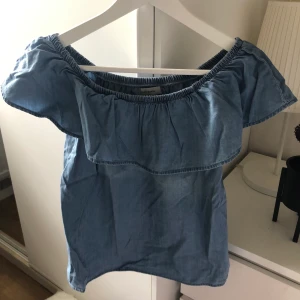 Off shoulder blus - Från vero Moda, strl XS. I nyskick, knappt använd.