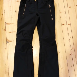 Täckbyxor - Slim modell. Väldigt liten i storlek och har passat mig som vanligtvis är i storlek S, något långa. Jag är 1,68. Fint skick! 