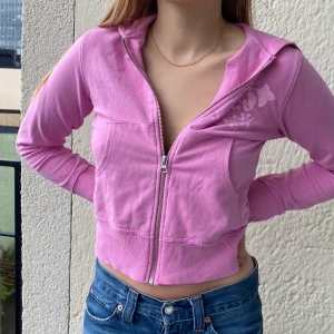 Snygg mini tjocktröja med fjärilsdetalj  - Jättefin tjocktröja i rosa som ger lite croptop vibe. Älskar fjärlisdetaljen! Mycket Fint skick! Frakt på 59kr annars möts vi på söder 👑💝