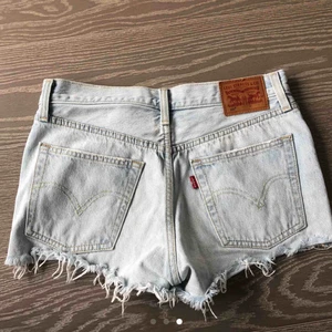  - Säljer mina jätte omtyckta Levi’s shorts som tyvärr blivit för små. Helt slutsålda överallt. Köpare står för frakt, 63 kr.