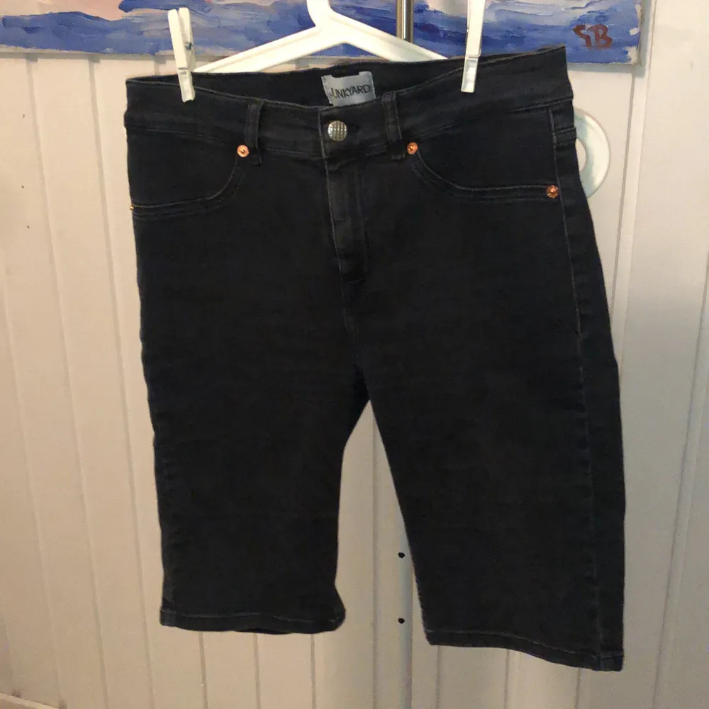 Svarta bikeshorts i jeans från junkyard. Inköpta förra sommaren, aldrig använda endast provade. Storlek M men lite små. 50kr frakt. Shorts.