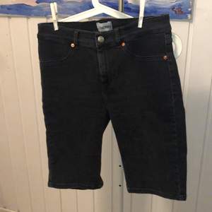 Svarta bikeshorts i jeans från junkyard. Inköpta förra sommaren, aldrig använda endast provade. Storlek M men lite små. 50kr frakt
