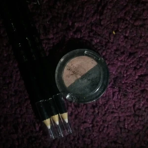 Mini sminkpaket - 3st vita kajak pennor(nya).                            Ögonskugga (testad någon gång)                     mascara från Technoc vattenfast(testad)       mascara från Maxfactor(endast öppnad).          eyeliner dubbel (endast öppnad för bild).