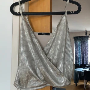 SILVRIG FESTTOPP - Sjukt billig festtopp som jag köpte på superrea. Bara prövad, passar alla från 38-42 skulle jag säga🎉