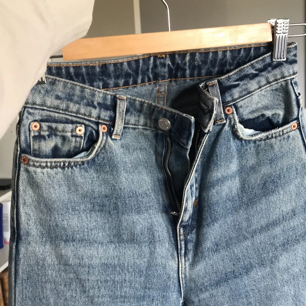 Supersnygga långa väldigt högmidjade jeans från Weekday!! Helt förstörd att jag inte kan ha dem längre :( Har till och med bytt ut dragkedjan hos skräddare till bättre kvalité. De är i modellen ACE san fran blue. Storlek W24L34. Säljer pga för små. . Jeans & Byxor.