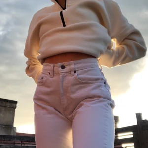 Vita Levi’s - Dom perfekta vita levisen till sommaren, passar till allt och sitter skitsnyggt! Finns en liten fläck men de är verkligen inget som syns. Kan mötas upp i Lund eller frakta mot fraktkostnad🥰