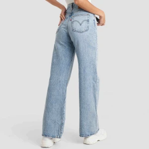  - Trendiga Levis jeans i modellen ”Ribcage Wide Leg Blue” storlek 24. Slutar vid anklarna på mig som är 184 cm, nästan aldrig använda!❤️❤️ Originalpris 1149 kr
