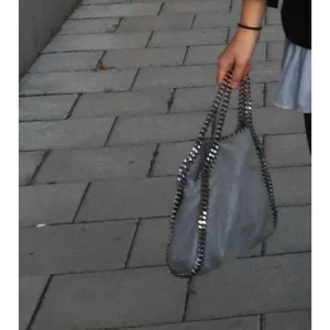 Stella McCartney väska  - Möts upp i Sthlm, väskan är i bra skick men banden har rostat lite precis där man håller, det är en falabella mini