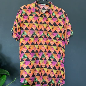 80’s Retro skjorta Le frog - 80’s Retro skjorta ifrån le frog ! Denna skjorta lär du inte hitta någon annan stans! Skön oversized i storlek 38 (motsvarar S-M) passar mig som brukar använda L. 150kr inklusive frakt 🏺🏺