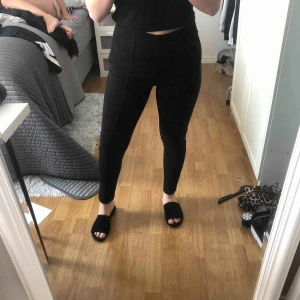  - mockabyxor från tiffosi, M men funkar även xs/s. Sömmen har lossnat vid dragkedjan inget som syns. Köparen står för frakten