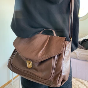 Brun rymlig väska  - Säljer min fina bruna väska, perfekt att ha sin dator eller andra saker i! 150kr + spårbar frakt (63) som gäller eller högsta bud 🧡