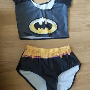 Svincool Batman bikini i storlek S som tyvärr aldrig blev använd så säljes nu vidare. Finns uppe på flera sidor så först till kvarn