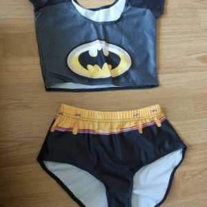  - Svincool Batman bikini i storlek S som tyvärr aldrig blev använd så säljes nu vidare. Finns uppe på flera sidor så först till kvarn