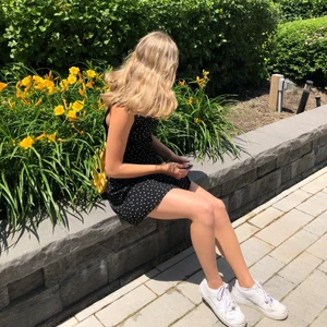 Klänning - Så fin klänning som passar perfekt nu till sommaren🥰 Köpt i Kanada och sällan använd så skicket är jättebra! Det står XS i den men jag brukas ha S och den sitter bra på mig. Kan mötas upp i Lund annars står köpare för frakt. 