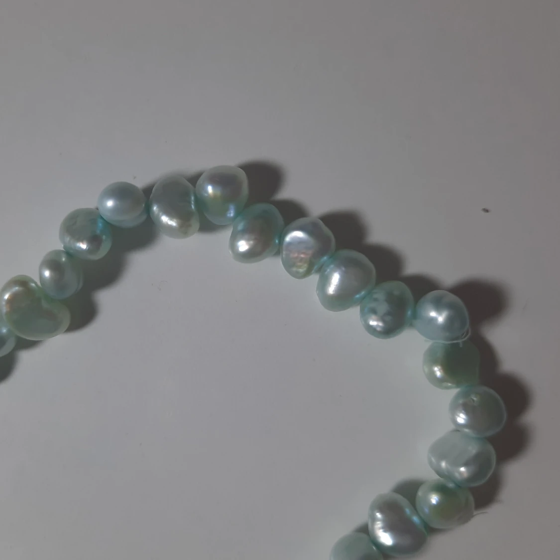 Armband med ljusblå / turkosa pärlor - 91