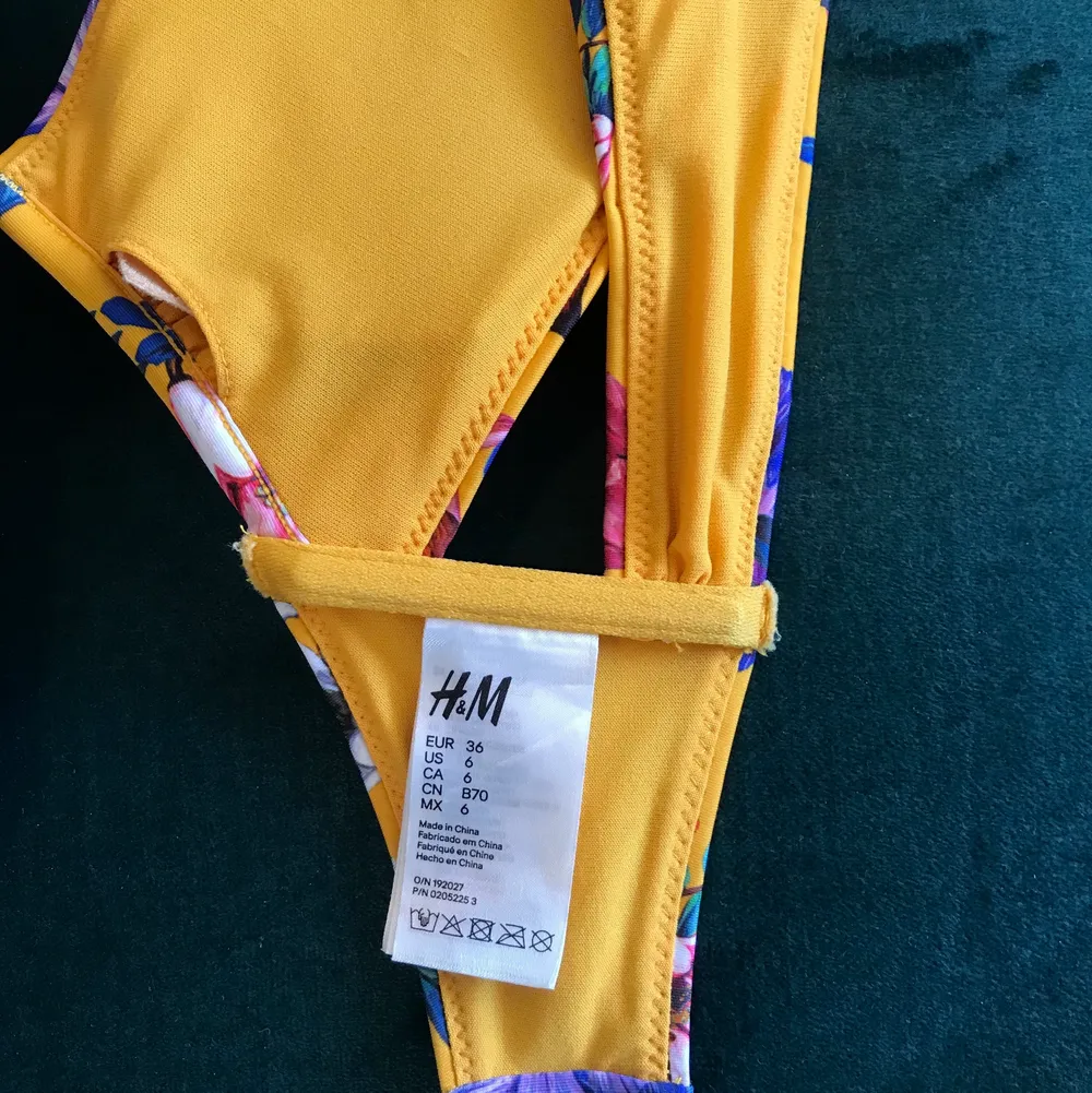 Jättefin gul bikini med blommor på, storlek 36 på både över & underdelen. Köparen står för frakt!. Övrigt.