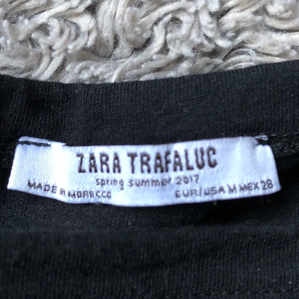 En svart och söt blommig croptopp från Zara, perfekt nu till sommaren, säljer p.g.a. att den är lite liten. T-shirts.