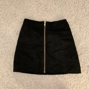 Mocka kjol  - Mocka kjol från H&M 💓 Passar: 32/XS. Frakt tillkommer!