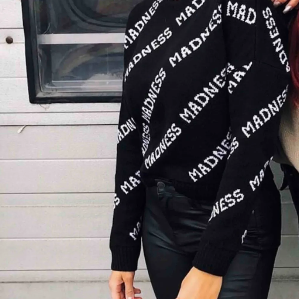Jätte cool stickad svart tröja från Madlady med vit text där det står ”Madness” på.  Använd 2 ggr, i nyskick!🦋 . Tröjor & Koftor.