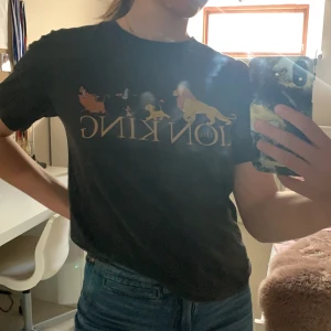 Pull&Bear Lejonkungen t-shirt - T-shirt från Pull&Bear. Sparsamt använd & i gott skick!