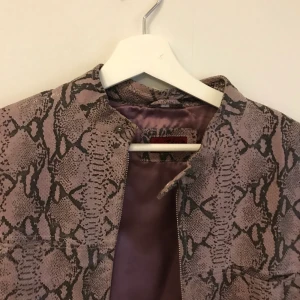 Vintage vårjacka (gratis frakt) - Asball lila vårjacka💜 Superfint skick, uppskattningsvis strl 38 men beror på hur man vill att den ska sitta (jag på bilden har strl 36 i vanliga fall. 💖FRAKT INGÅR💖