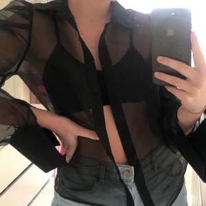 Puffärmad meshtop - Skit snygg meshtop med puffärmar. Använd en kväll. Storlek S. 