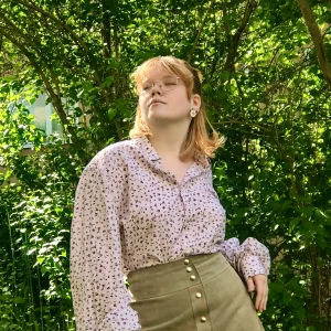 Omgjord skjorta -  Skjorta med puffig ärm.  Strl ca M, fråga om exakt mått  Avhämtning i midsommarkransen eller frakt 63kr (spårbart) 