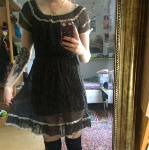  - Prickig chiffongklänning från Indiska. Tunn och genomskinlig. Mörkblå med vita prickar. Sparsamt använd. Märkt storlek 38 men passar nog storlek small och mindre bättre. 

Hämtas i Göteborg/skickas efter önskemål. 