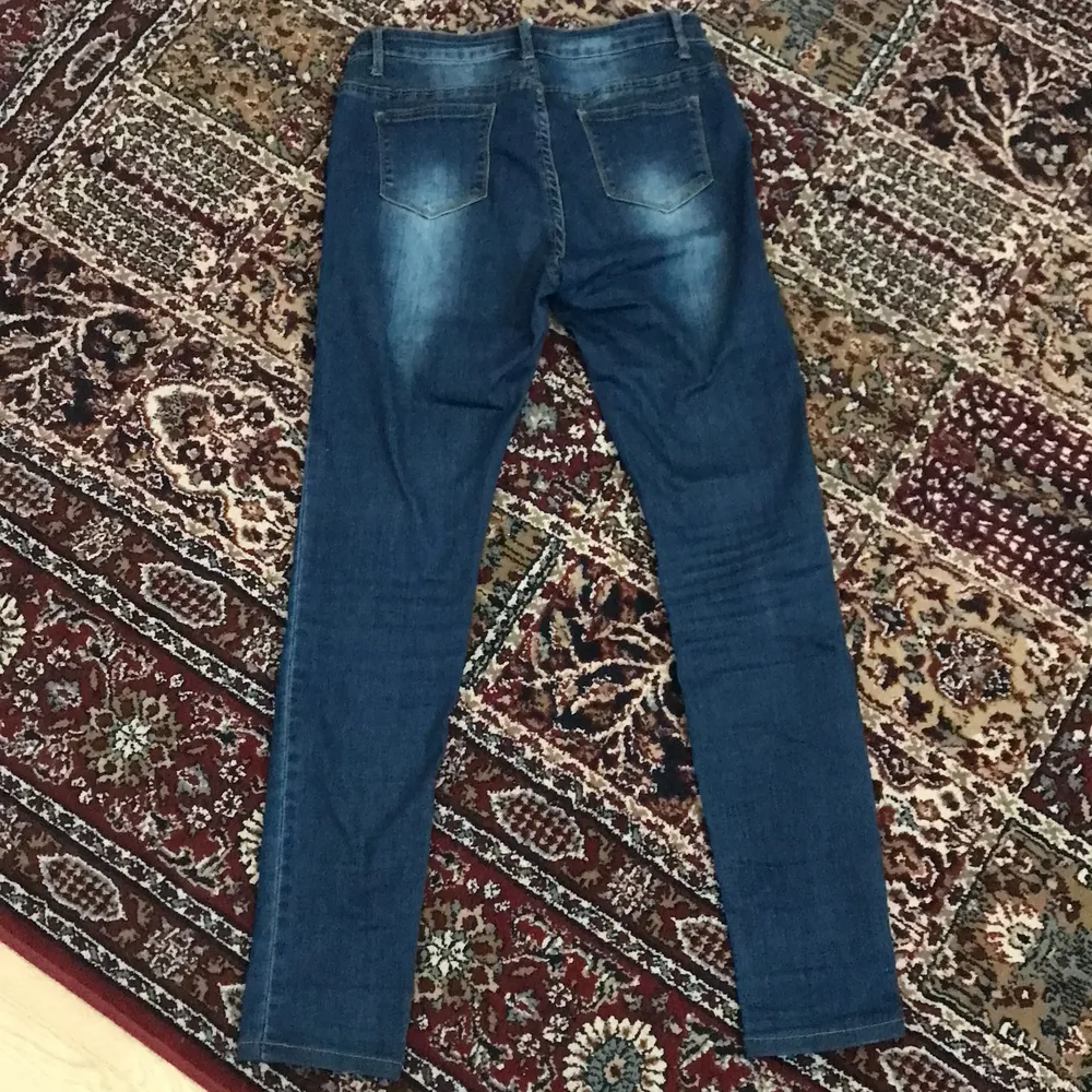 Jag säljer ett par jeans från L.B.C i storlek 38. Har inte använt dem. De har små fickor i backsidan. Jeans & Byxor.