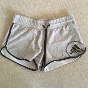 Adidas-shorts - Adidasshort som är använda ganska mycket men fortfarande i mycket bra skick! Säljer pga blivit för små