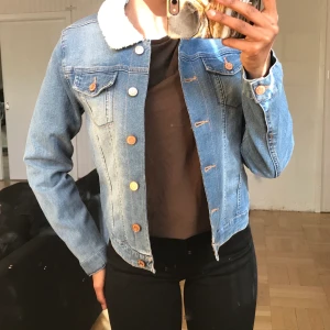 Jeans jacka  - Väldigt fin och skön jacka, ullmaterial inuti och är knappt använd 