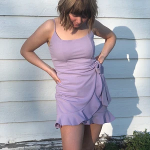 Lila sommarklänning - Superfin lila klänning, helt ny i storlek s, ordinarie pris 350kr exklusive frakt, men frakt ca 500kr, pris kan alltid diskuteras