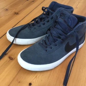 Nike sb  - Knappt använda skateskor från Nike sb, modell-Bruin High. Jättesköna och kan absolut användas även utan bräda. 