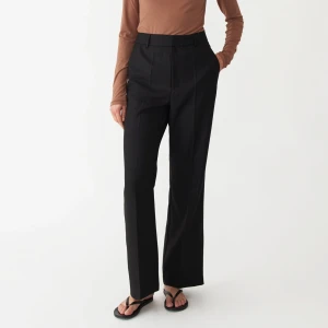 Kostymbyxor Carin Wester storlek XS - Utsvängda/raka högmidjade kostymbyxor från Carin Wester i storlek XS, passar även S. Tyvärr för stora för mig. Frakt tillkommer på 50kr. 