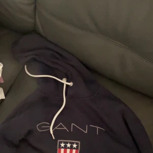 Gant Hoodie M - Säljer denna gant hoodien för jag ej använder den, storlek m och nypris är 1099kr (Kan fraktas)