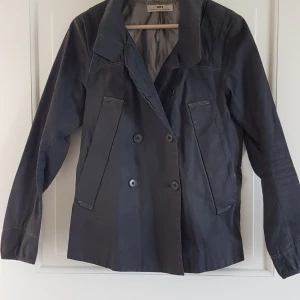 Hope Sthlm - jacka - Mycket bra skick, lite använd. Tåligt material, lite "oljerockskänsla". Mörkt blågrå.