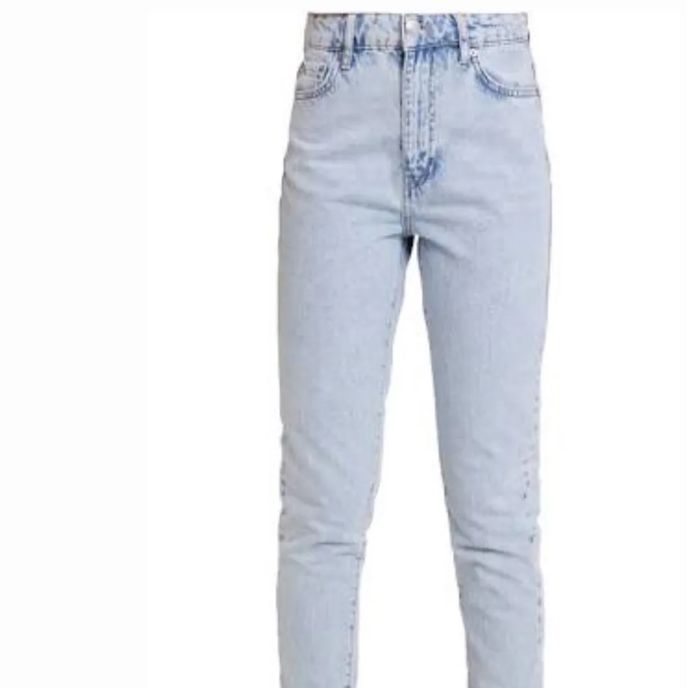 Super fina MomJeans i en fräsch blå nyans. Säljer på grund av fel storlek. Aldrig använda. Köparen står för eventuell frakt☺️. Jeans & Byxor.