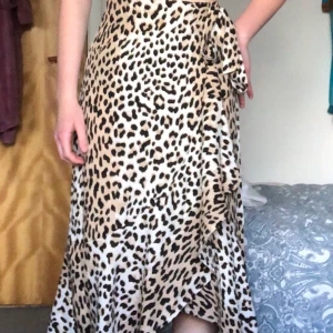 Leopard kjol strl 34/36 - Fin leopardkjol som är lite längre än till knäna på mig, 176cm🥰Helt felfri och supersnygg! Frakt tillkommer💕