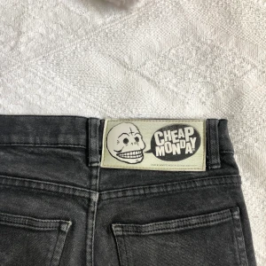Stentvättade jeans - gråa CheapMonday jeans, i storlek 32 (så ungefär en XS) 💘 I bra begagnat skick  Kan mötas upp i Örebro, annars frakt på 63kr! 