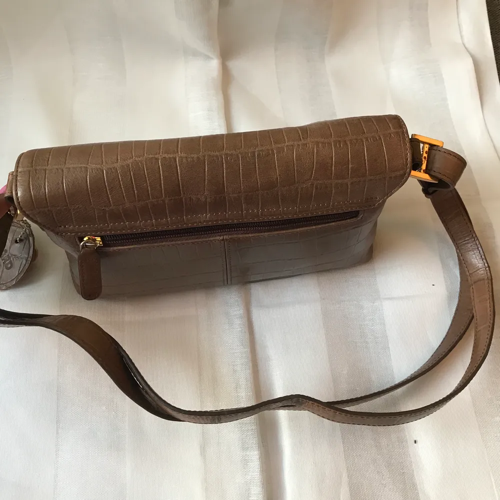 Italian leather bag in good condition. Fits all the items need for an evening out with friends. Can be worn crossbody, shoulder or handbag as the straps are adjustable.. Väskor.