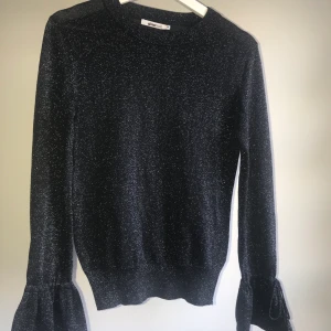 Festtopp storlek xs - Glittrig ”festtopp” från Gina Tricot i storlek xs. Sitter tajt med utsvängda ärmar. Använd ca 3 gånger. Köparen står för frakt 🥰