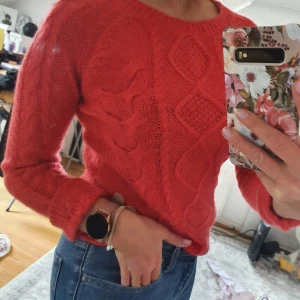 Hallonröd stickad tröja - Fin stickad tröja från H&M. Knappt använd. Fin hallonröd färg. Strl XS men passar även S 