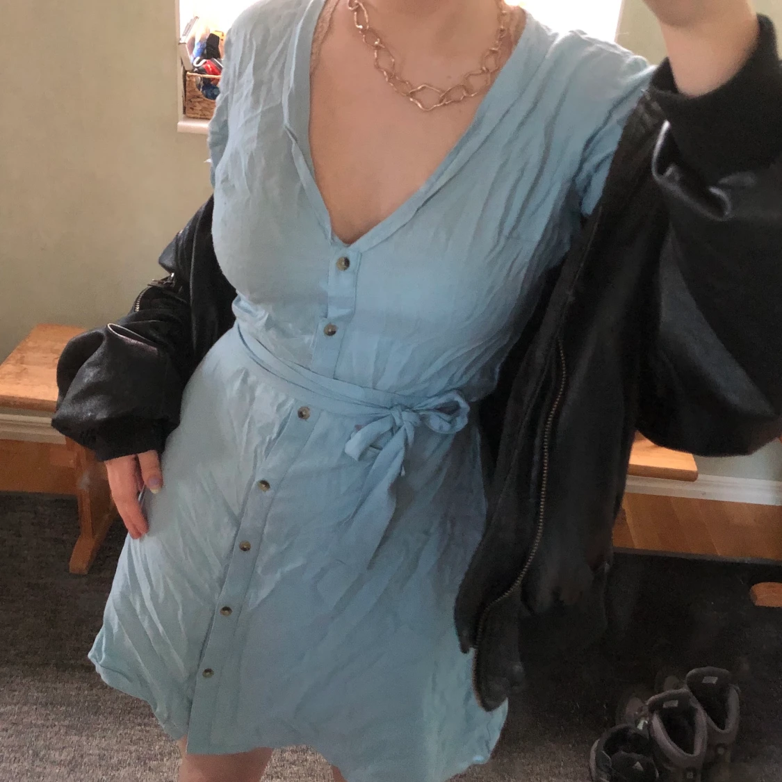 Blå klänning med knappar