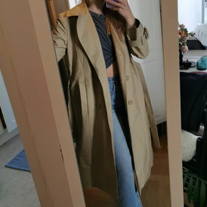 Beige trenchcoat - Superfin trench, använd max 2 ggr. Nypris: 1699 kr. Nästan helt ny. Köpte fel storlek tyvärr. Säljer billigt pga måste bli av med kläder.  Ej frakt, möts upp vid Stureplan eller Slussen 😊🌸
