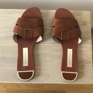 Bruna sandaler 37 - Sandaler knappt använda så bra skick. Säljes då jag har för många. Frakt ingår i priset 