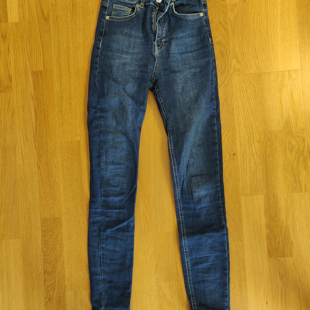 Mörkblåa jeans från na-kd, väldigt bra skick, storlek 36, 200kr+frakt. Jeans & Byxor.