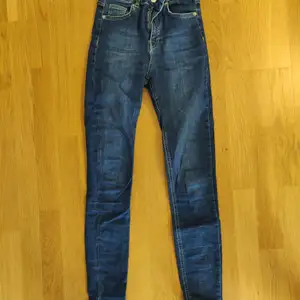 Mörkblåa jeans från na-kd, väldigt bra skick, storlek 36, 200kr+frakt