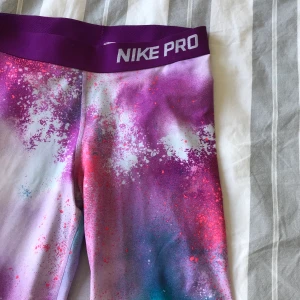Nike Pro - Ett par i princip helt nya färgglada Nike Pro som är lite kortare och slutar vid knäna, storlek S. Köparen står för frakt, pris kan diskuteras, hör av er för mer info & bilder 🤍
